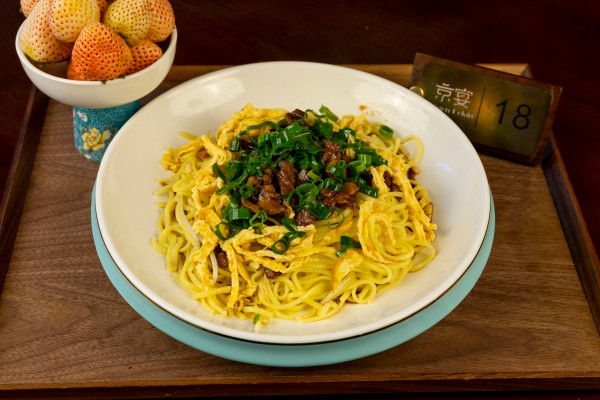 PASTA FRESCA CON CARNE PICADA Y ACEITE CEBOLLINO