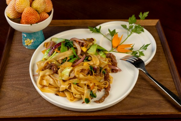 PASTA FRESCA DE ARROZ CON TERNERA VERDURAS DE TEMPORADA