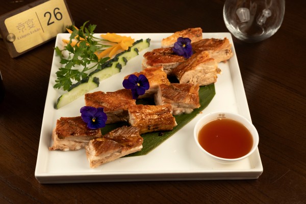 COSTILLAS DE CERDO LAQUEADAS AL CARBON Y PINCELADAS DE MIEL