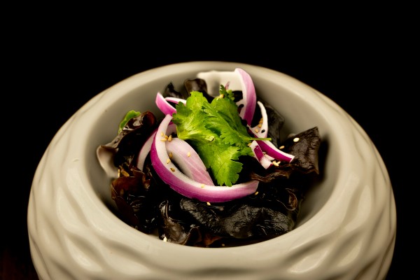 ENSALADA DE HONGO NEGRA CEBOLLA Y CILANTRO